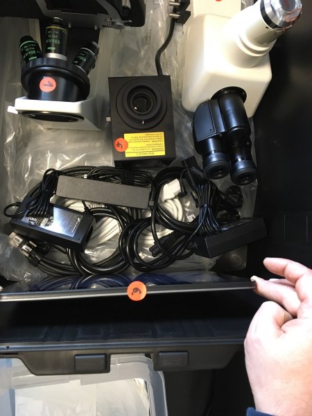 Eine Schaumstoffeinlage entsteht - Peli Air Case 1637 für Nikon Labormikroskop, Okular und Zubehör
