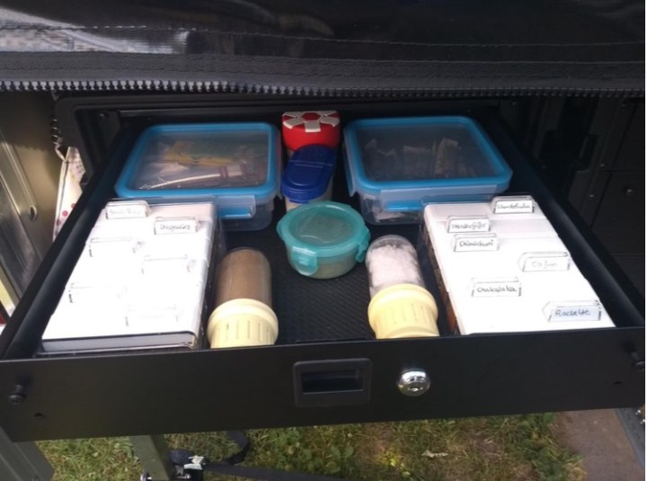Campeur emmène son matériel de camping dans un Rack Case 6U et un Rack à tiroirs