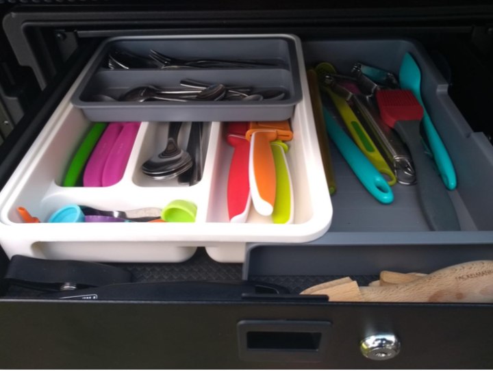 Campeur emmène son matériel de camping dans un Rack Case 6U et un Rack à tiroirs