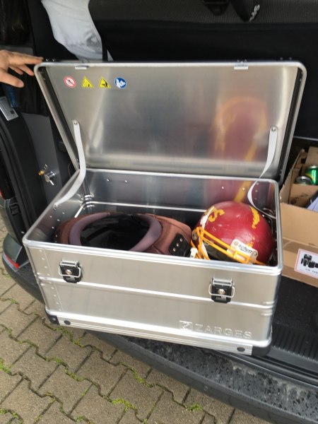 Football-Ausrüstung fertig für den Platz - Zarges Mobilbox K424 XC 99 Liter