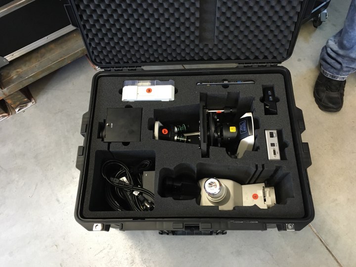 Eine Schaumstoffeinlage entsteht - Peli Air Case 1637 für Nikon Labormikroskop, Okular und Zubehör